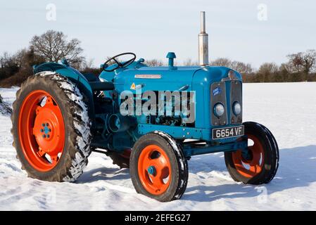 Fordson Super Major Vintage Traktor im Winterschnee Stockfoto