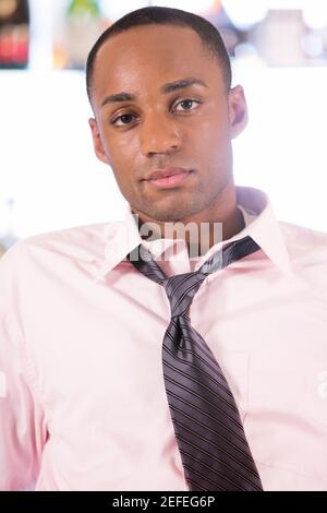 Porträt eines jungen Mannes entspannend Stockfoto