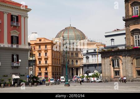 Gebäude an einem Stadtplatz, Galleria Umberto I, Königlicher Palast von Turin, Piazza del Plebiscito, Neapel, Neapel Provinz, Kampanien, Italien Stockfoto