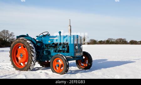 Fordson Super Major Vintage Traktor im Winterschnee Stockfoto