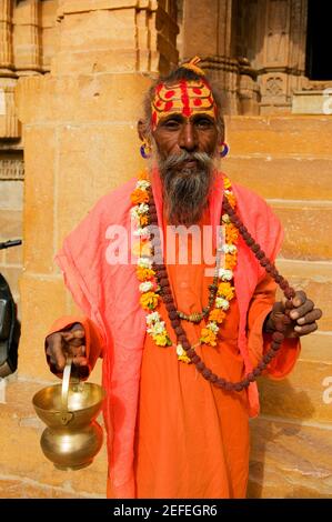 Porträt eines Sadhu mit einer Vase, Jaisalmer, Rajasthan, Indien Stockfoto