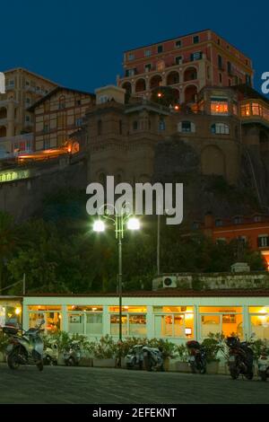 Blick von Gebäuden auf einem Hügel, Piazza Marinai dÂ’Italia, Sorrent, Sorrentine Halbinsel, Neapel Provinz, Kampanien, Italien Stockfoto