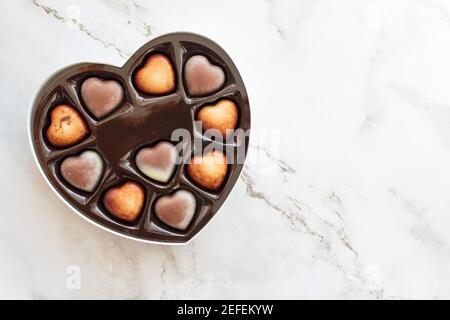 Draufsicht auf Schokolade Bonbon Herz-Box auf weißem Marmor Hintergrund mit Kopierbereich Stockfoto