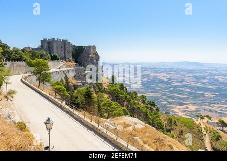 Blick auf die antiken Ruinen der Venusburg in Erice, Sizilien, Italien Stockfoto