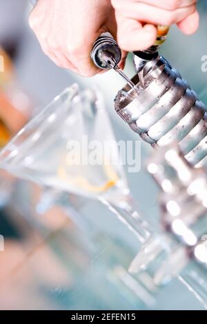Nahaufnahme einer personÅ½s Hand, die einen Cocktail zubereitet Stockfoto