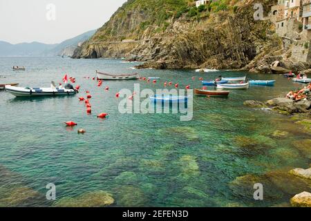 Boote im Meer, Nationalpark Cinque Terre, RioMaggiore, Cinque Terre, La Spezia, Ligurien, Italien Stockfoto