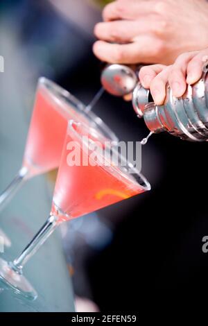 Nahaufnahme einer personÅ½s Hand, die einen Cocktail zubereitet Stockfoto