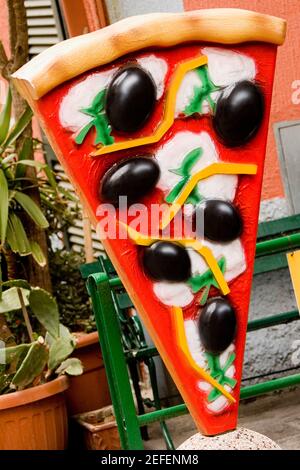 Pizza Skulptur vor einem Restaurant, Parco Nazionale delle Cinque Terre, Manarola, La Spezia, Italien Stockfoto