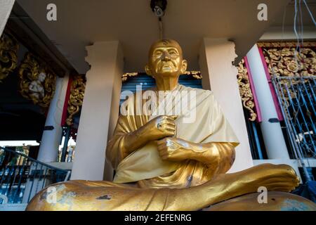 KOH SAMUI, THAILAND - 10. Januar 2020: Statue von Gold Buddha auf dem Wat Plai laem Tempel auf koh samui thailand. Stockfoto