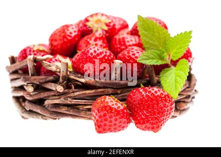 Erdbeeren im Korbkorb isoliert auf weißem Hintergrund Stockfoto