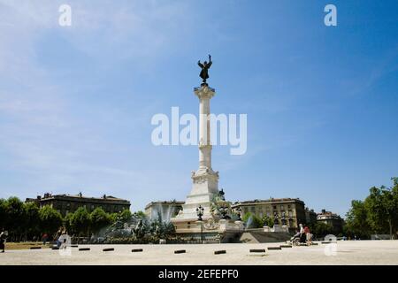 Niedrige Ansicht eines Denkmals, Fontaine des Quinconces, Monument Aux Girondins, Bordeaux, Aquitaine, Frankreich Stockfoto