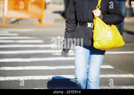 Mittlere Ansicht eines Mannes, der eine Tasche und trägt Unterwegs Stockfoto
