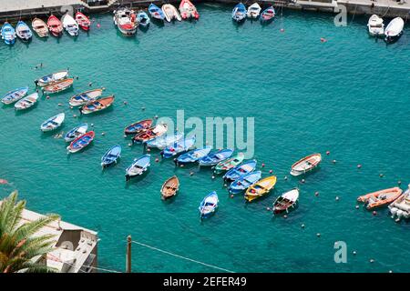 Boote, die am Hafen, an der italienischen Riviera, im Nationalpark Cinque Terre, im Porticciolo, in Vernazza, in La Spezia, in Ligurien, Italien Stockfoto