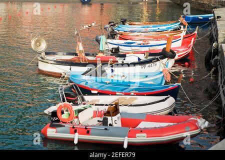 Boote, die am Hafen, an der italienischen Riviera, im Nationalpark Cinque Terre, im Porticciolo, in Vernazza, in La Spezia, in Ligurien, Italien Stockfoto