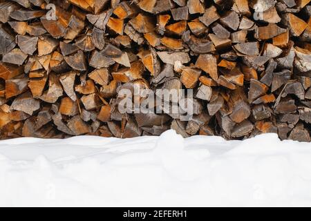 Holz stapeln im winter Stockfoto