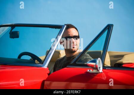 Mittelerwachsener Mann, der in einem Cabriolet sitzt, Miami, Florida, USA Stockfoto