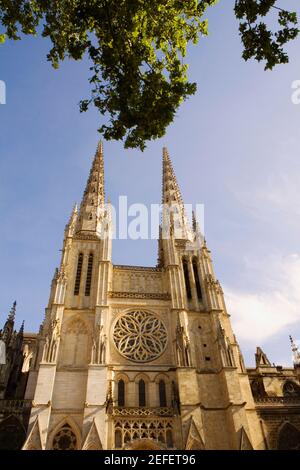 Niedriger Winkel Ansicht einer Kirche, St. Andre Kathedrale, Bordeaux, Aquitanien, Frankreich Stockfoto