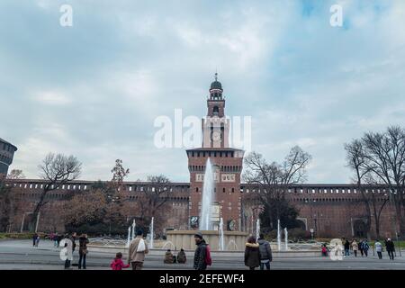 Brunnen vor dem Castello Sforza in Mailand, Lombardei Stockfoto