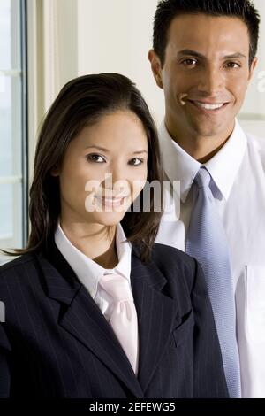 Porträt eines Geschäftsmannes und ein Lächeln auf den Lippen Geschäftsfrau Stockfoto