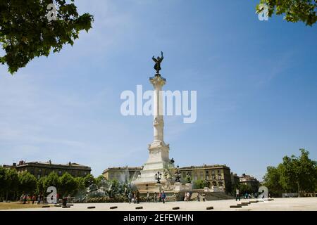 Niedrige Ansicht eines Denkmals, Fontaine des Quinconces, Monument Aux Girondins, Bordeaux, Aquitaine, Frankreich Stockfoto