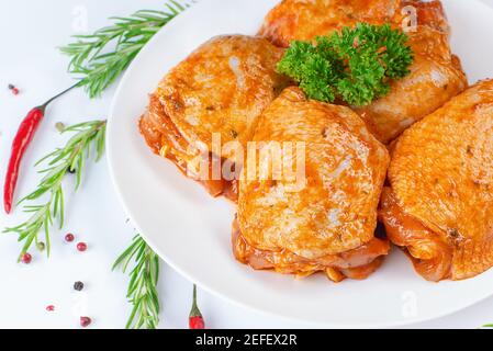 Frisches Hähnchenfleisch.Roh marinierte Hähnchenschenkel für Grill und bbq.marinierte rohe Hähnchenschenkel. . Stockfoto