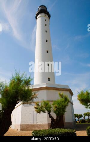 Niedrige Ansicht eines Leuchtturms, Phare de Biarritz, Biarritz, Pays Basque, Aquitaine, Frankreich Stockfoto