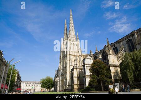 Niedriger Winkel Ansicht einer Kirche, St. Andre Kathedrale, Bordeaux, Aquitanien, Frankreich Stockfoto