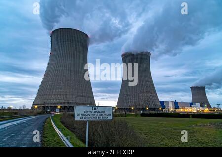 Dampierre-en-burly, Frankreich. Februar 2021, 16th. Electricité de France (EDF) Kühltürme im Kernkraftwerk Dampierre-en-Burly France. Stockfoto