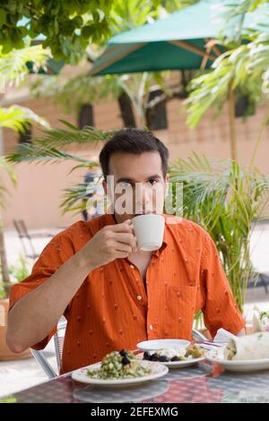 Porträt eines mittleren Erwachsenen Mann trinkt Tee bei einem Restaurant Stockfoto