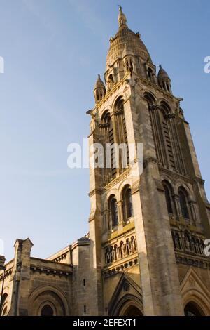 Niedrige Ansicht einer Kirche, LEGLISE Sainte Marie De La Bastide, Bordeaux, Aquitaine, Frankreich Stockfoto