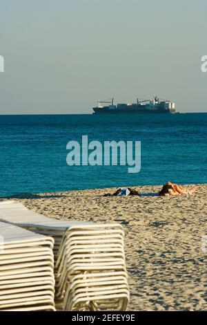 Stapel von Liegen am Strand Stockfoto