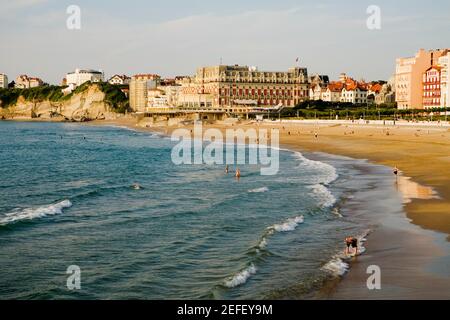 Wellen am Strand, Grande Plage, Hotel du Palais, Biarritz, Frankreich Stockfoto