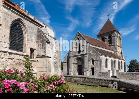 Château et église de Berzy le SEC à Bernoy le Château Stockfoto