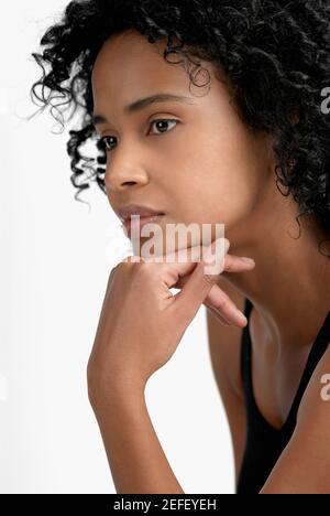 Seitenansicht einer jungen Frau denken Stockfoto
