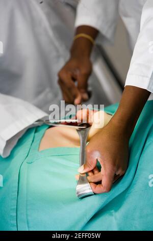 Mittlere Schnittansicht von zwei Chirurgen, die eine Operation durchführen Stockfoto