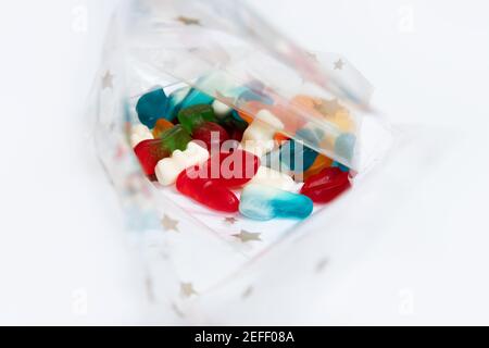 Candy in einem Zellophan-Beutel mit Sternen-Muster auf einem Weißer Hintergrund Stockfoto
