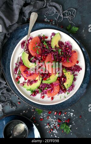 Rotkohlsalat mit Avocado, Grapefruits und Granatapfel. Diät-Essen. Draufsicht. Stockfoto