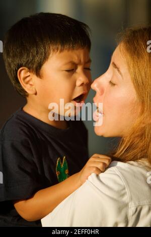 Nahaufnahme einer Mitte Erwachsene Frau mit ihrem Sohn Stockfoto