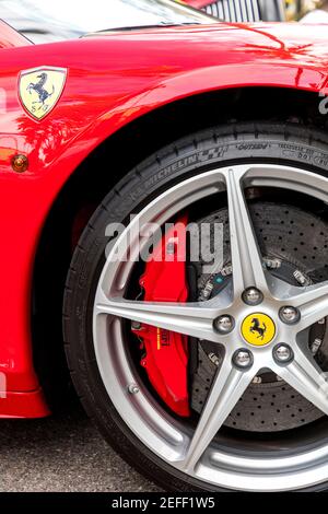 Vorderreifen und das Logo von „Dancing Horse“ auf einem roten Ferrari, ausgestellt auf der Ausstellung „Cars on Fifth“ in Naples, Florida, USA Stockfoto