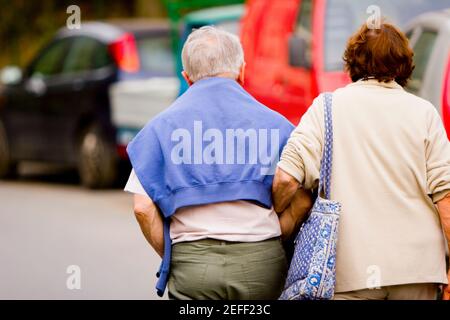 Rückansicht eines älteren Ehepaares, das mit Arm in Arm geht, Corniglia, Italienische Riviera, Nationalpark Cinque Terre, Vernazza, La Spezia, Ligurien, Italien Stockfoto