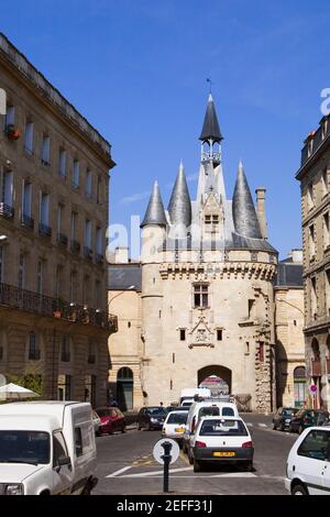 Niedrige Ansicht der Gebäude, Cailhau Gate, Vieux Bordeaux, Bordeaux, Frankreich Stockfoto