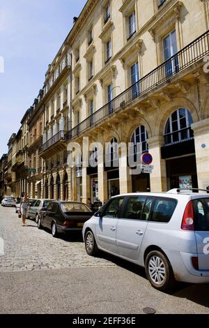 Autos entlang einer Straße, Allees De Chartres, Bordeaux, Aquitanien, Frankreich Stockfoto