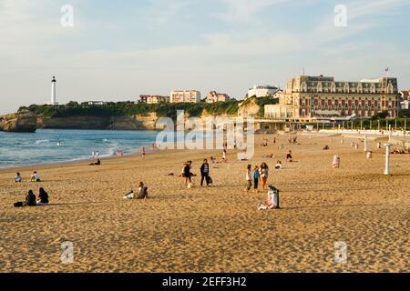 Touristen am Strand, Phare de Biarritz, Hotel du Palais, Grande Plage, Biarritz, Frankreich Stockfoto