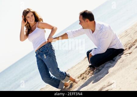 Porträt einer jungen Frau und eines mittleren erwachsenen Mannes Romantik am Strand Stockfoto