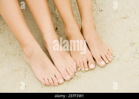 Blick auf die Füße von zwei Personen Sand Stockfoto