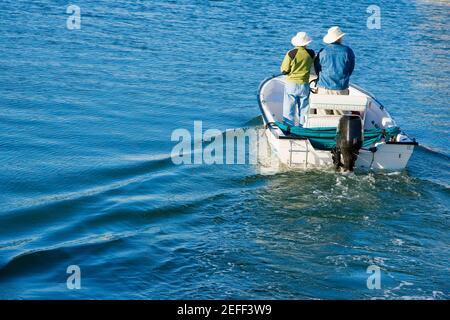 Rückansicht von zwei Personen in einem Motorboot Stockfoto