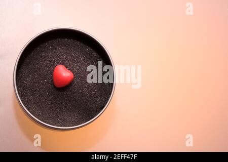 Nahaufnahme eines herzförmigen Bonbons in einer Schüssel Stockfoto