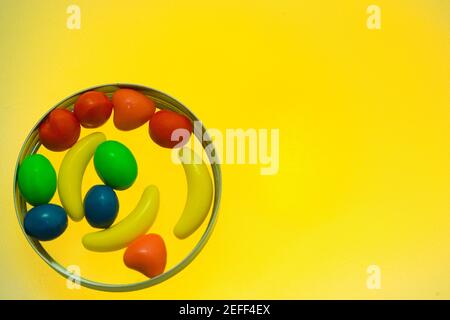 Nahaufnahme von verschiedenen Bonbons auf gelbem Hintergrund Stockfoto