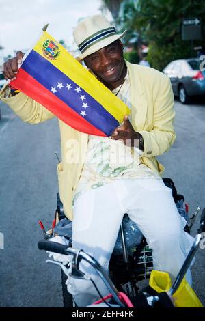 Porträt eines reifen Mannes mit venezolanischer Flagge Stockfoto