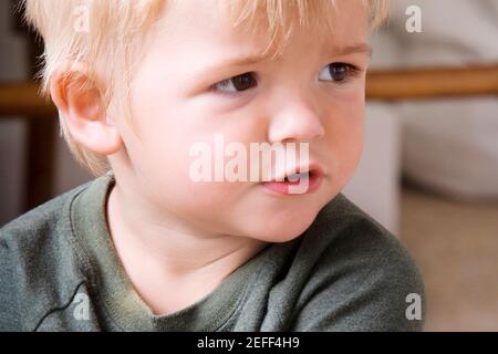 Nahaufnahme eines jungen Blick seitwärts Stockfoto